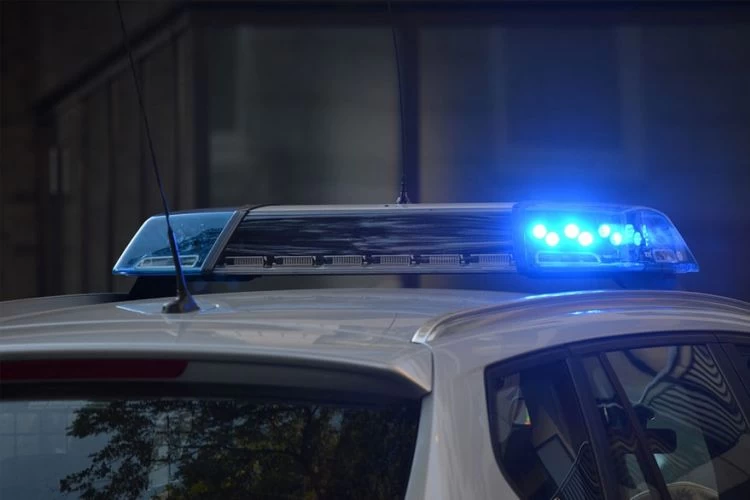 Συνελήφθησαν δύο μέλη σπείρας διαρρηκτών που «εμβόλιζε» καταστήματα – Απείλησαν αστυνομικό με όπλο